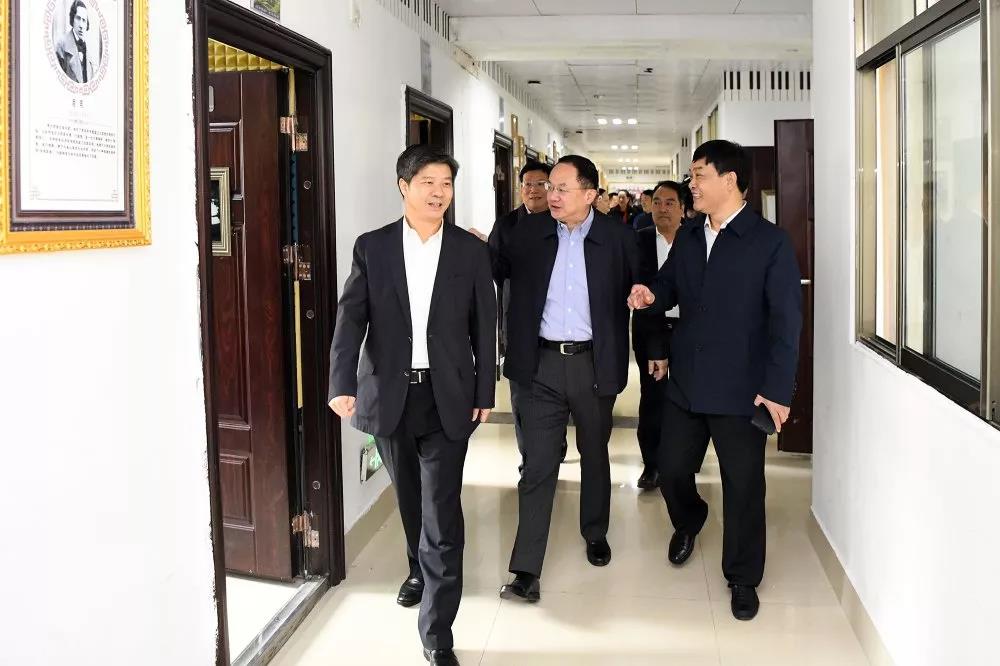 建校40周年之际,李荐国杨懿文深入娄底一中调研并现场