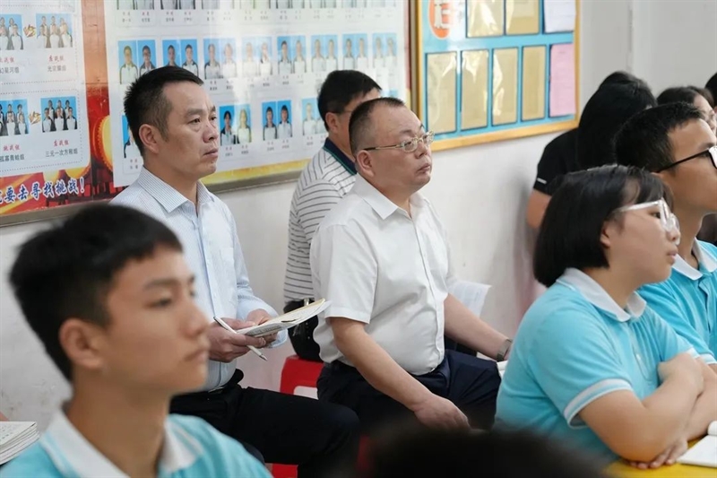  娄底市教育局党组书记、局长刘国良莅临我校听评思政课