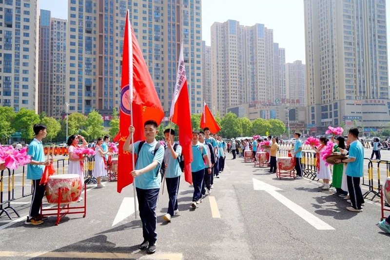  走好长征路 铸牢青春魂——娄底一中举行第十一届远足活动