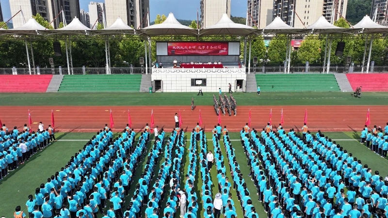  致敬抗战丰碑 筑梦青春国防——娄底一中2025级初一新生国防教育开营